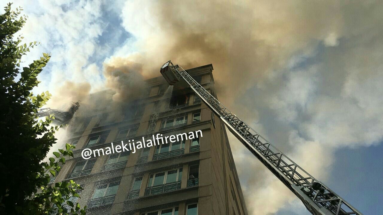 گزارش تصویری/ آتش در ساختمان ۱۰طبقه خیابان جردن