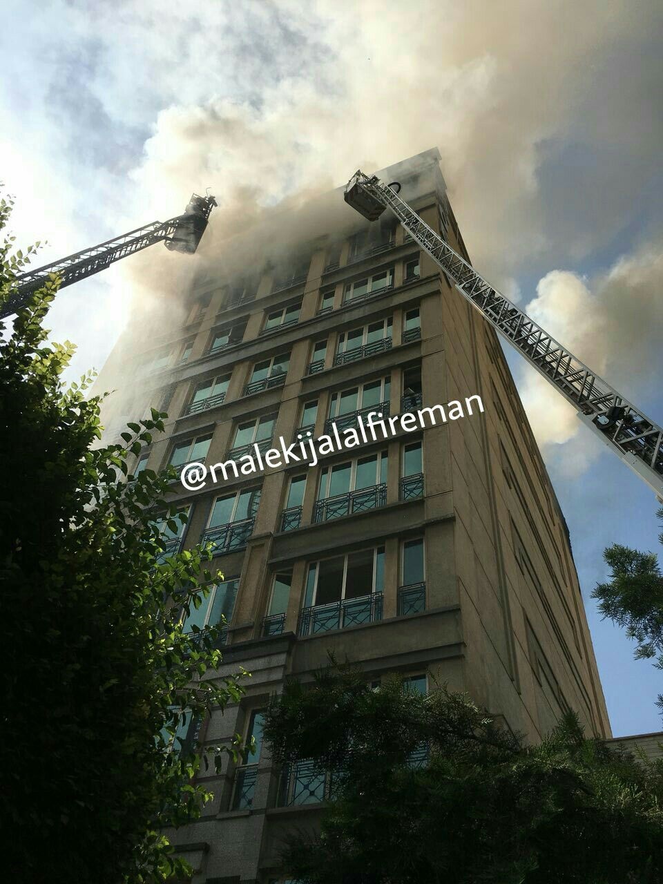 گزارش تصویری/ آتش در ساختمان ۱۰طبقه خیابان جردن