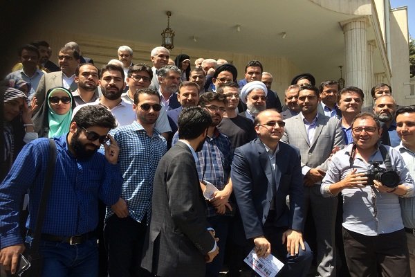 عکس یادگاری رئیس جمهور روحانی با خبرنگاران + عکس