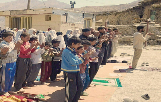 نماز جماعت به امامت شهید حججی در یک روستا
