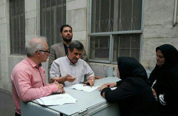 مراجعه مردم به احمدی نژاد در محل سکونتش + عکس