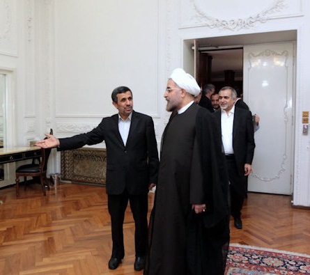 احمدی نژاد: روحانی از ریاست جمهوری کناره گیری کند