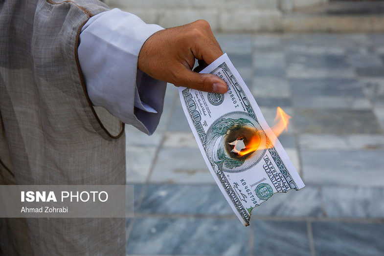 آتش زدن دلار توسط علما و طلاب در مدرسه فیضیه +عکس