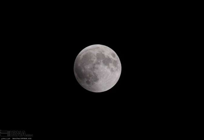 تصاویر جذاب از ماه گرفتگی در تخت جمشید + عکس