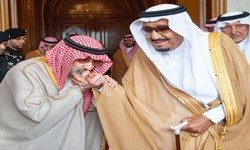 میلیاردر سعودی به دست‌بوسی ملک سلمان رفت + عکس