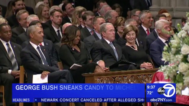حرکت یواشکی بوش در مراسم خاکسپاری مک‌کین + عکس
