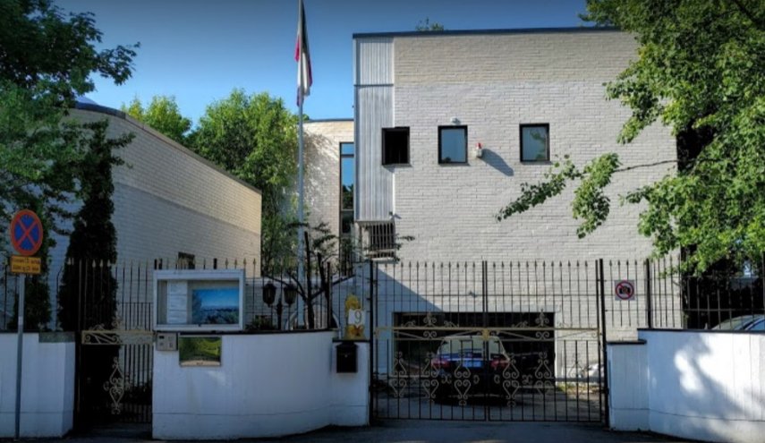 تعرض به سفارت ایران در فنلاند/ آتش زدن پرچم ایران