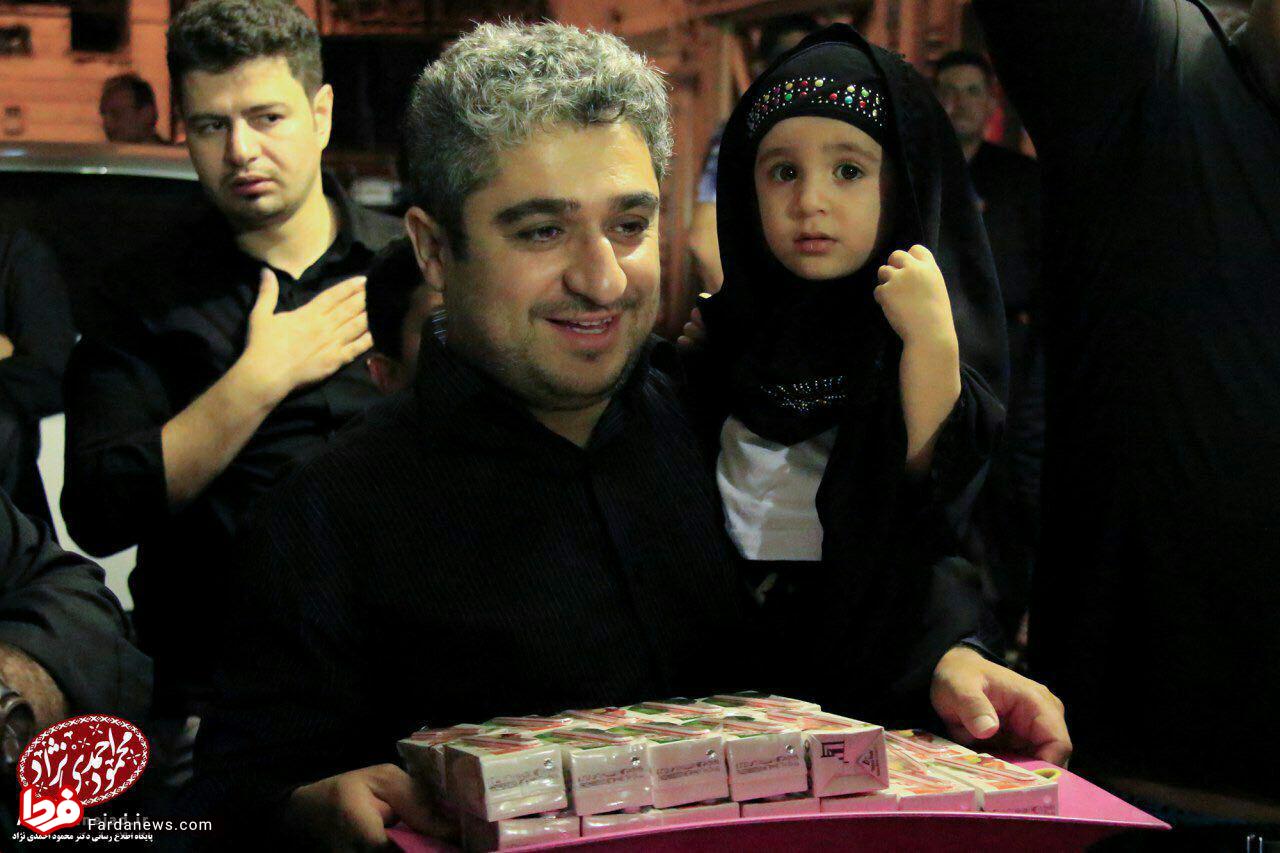 پسران احمدی نژاد در حال پخش کردن نذری + عکس