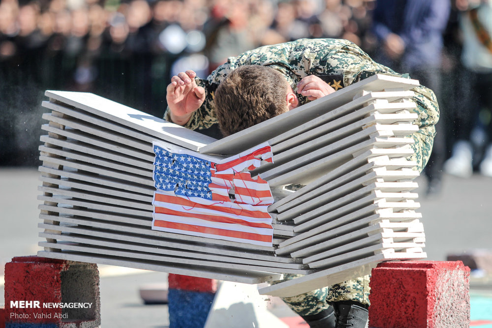 برخورد جالب یک سرباز تبریزی با پرچم آمریکا + عکس