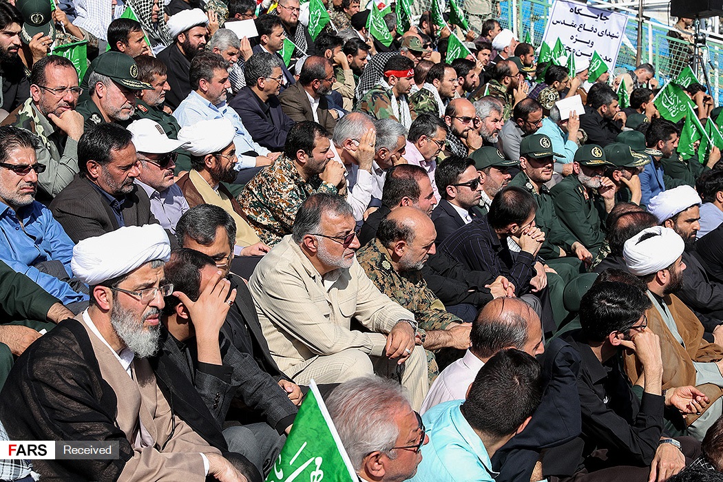 عکس/ زاکانی در جمع بسیجیان حاضر در استادیوم