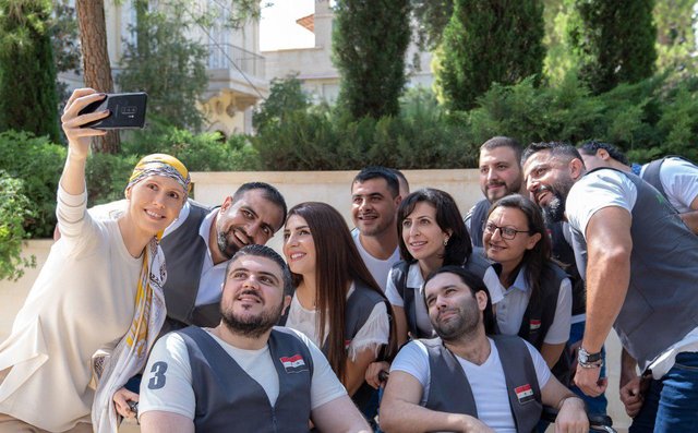 دیدار همسر بشار اسد با اعضای باشگاه مجروحان + عکس