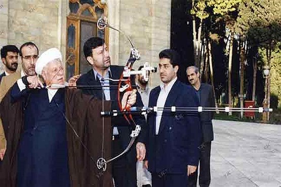 تیراندازی مرحوم هاشمی در کنار کاخ مرمر + عکس