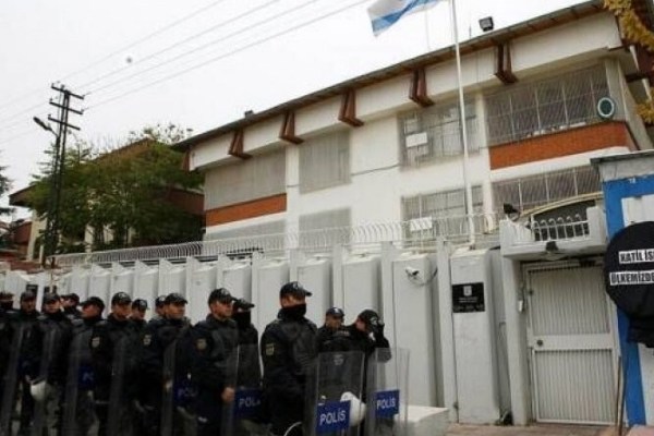 حمله کشاورز ترک به سفارت رژیم صهیونیستی با تراکتور