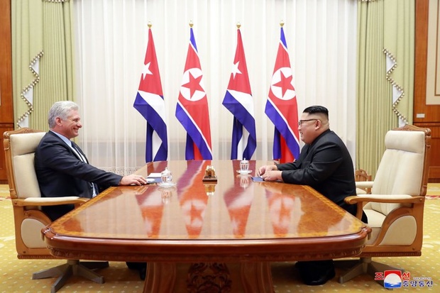 رئیس‌جمهور کوبا در آغوش رهبر کره شمالی + عکس