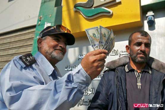 کارمند دولت حماس در غزه بعد از دریافت حقوق +عکس