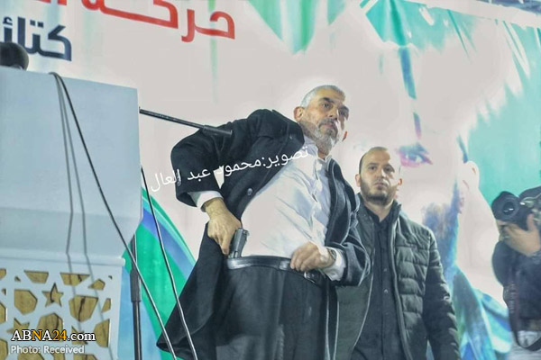 اسلحه افسر اسرائیلی در دست رهبر حماس + عکس