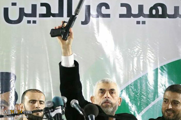 اسلحه افسر اسرائیلی در دست رهبر حماس + عکس