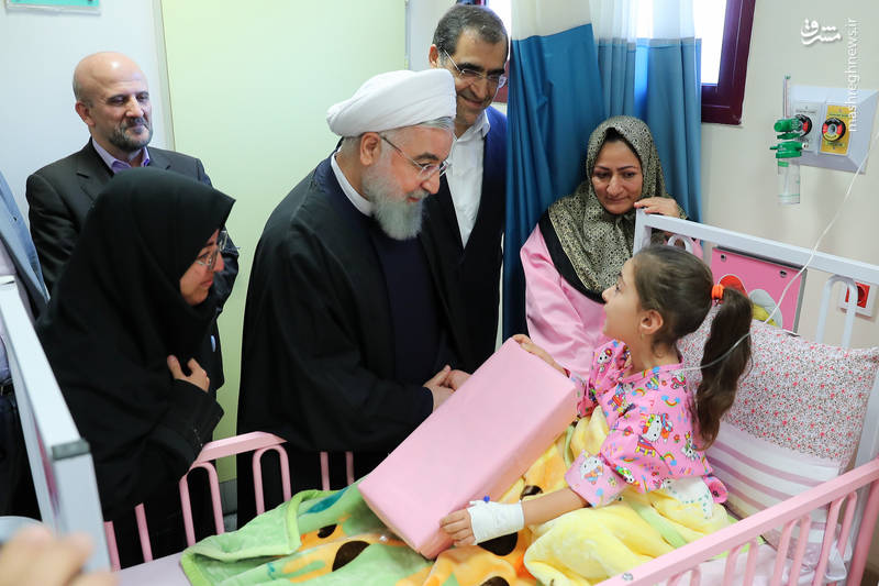 گفتوگوی صمیمانه روحانی با کودکی در بیمارستان + عکس