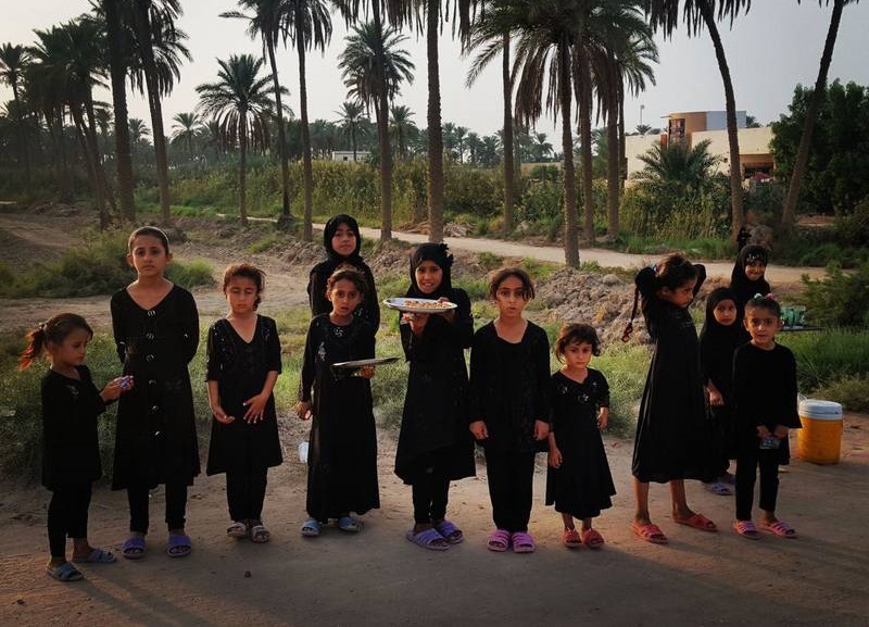 ادب دختران عراقی حتی بادست‌های خالی + عکس