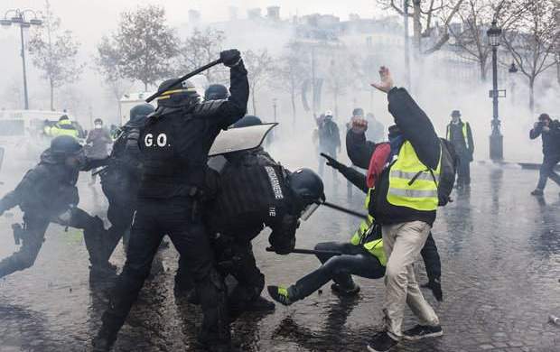 ادامه اعتراضات در فرانسه؛ ۳ کشته و ۲۵۰ بازداشتی
