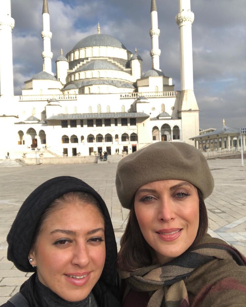 عکس/ بازیگر زن با پوشش «کلاه» در ترکیه!