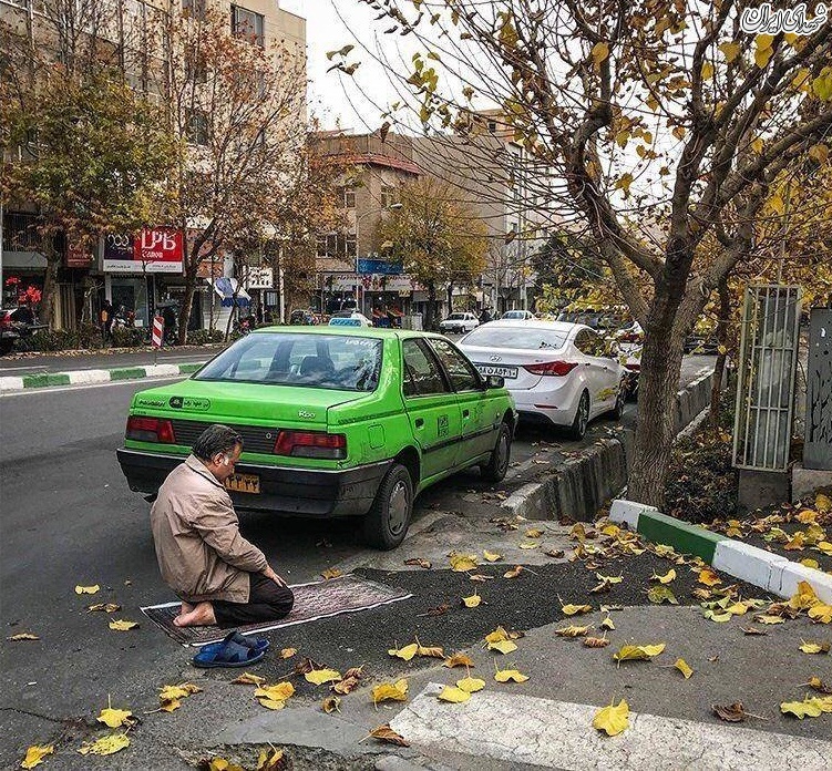 عکس/ نماز خواندن یک راننده تاکسی