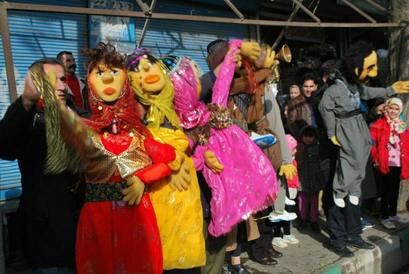 عروسک های «رقاصه» محلی به میدان آمدند! + عکس/ انتقاد شدید «امام جمعه» کنگاور
