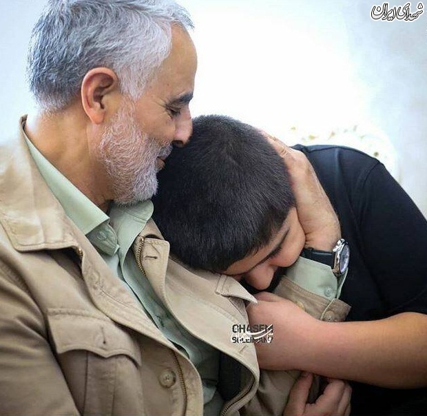 عکس/ فرزندان شهیدخوش‌لفظ در آغوش سردار سلیمانی