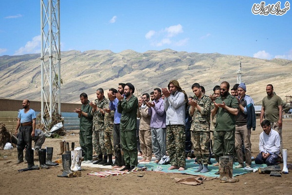 عکس/نماز جماعت جهادگران در پلدختر