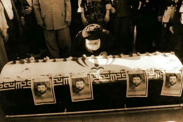 عکس/بوسه رهبر انقلاب بر تابوت شهید صیاد شیرازی