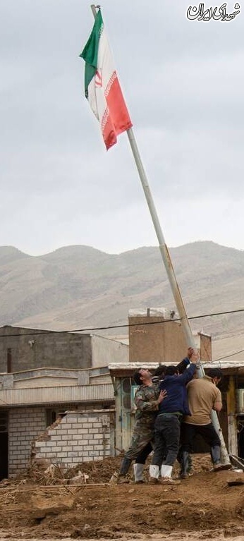 تلاش برای زمین نیفتادن پرچم ایران+عکس