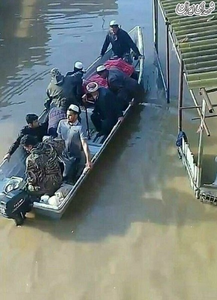عکس/ تشییع پیکر مادر شهید با قایق در 