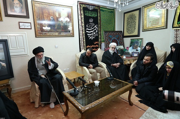 عکس/ حضور رهبر انقلاب در منزل شهید سلیمانی