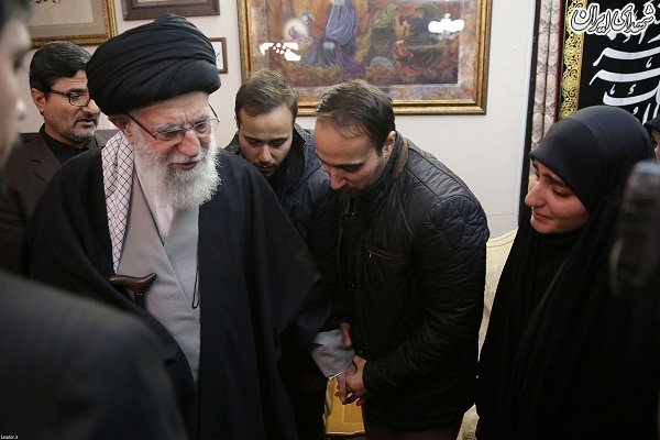 عکس/ حضور رهبر انقلاب در منزل شهید سلیمانی