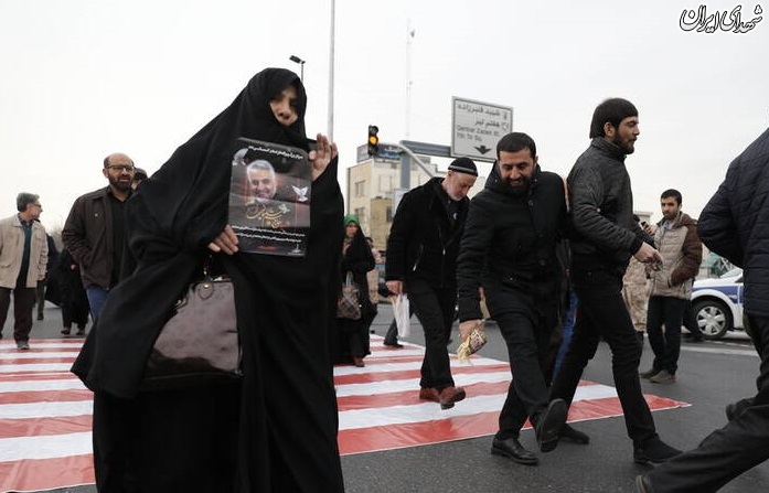 عکس/ پرچم آمریکا زیر پای مردم نمازگزار تهران