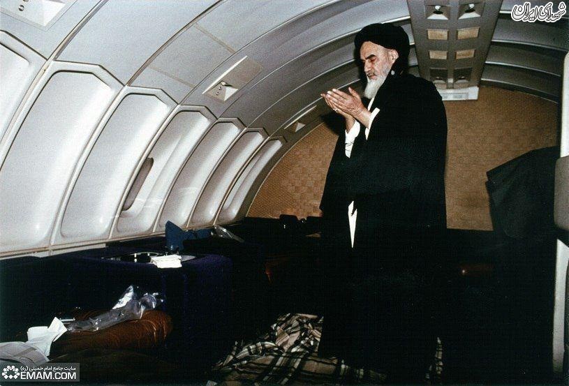 تصویری از نماز امام(ره) در هواپیما