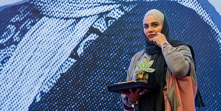 نرگس آبیار جایزه زنان برتر جهان اسلام را دریافت می‌کند