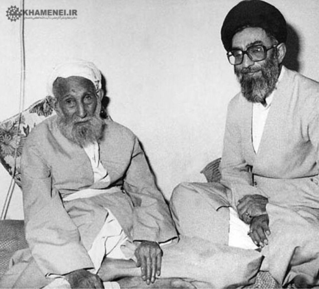 تصویر کمتر دیده شده از رهبر انقلاب در کنار پدرشان