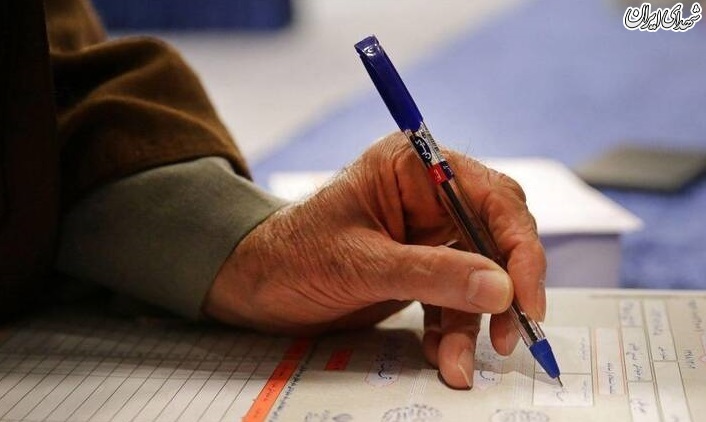 عکس/ استفاده رهبر از خودکار ایرانی برای رای دادن