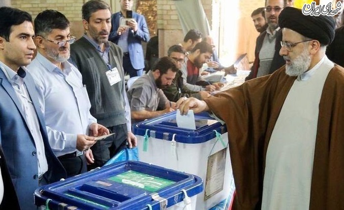 عکس/ رئیسی رای خود را به صندوق انداخت