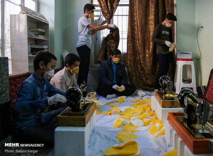 عکس/ همت دانش‌آموزان مشهدی برای تولید ماسک