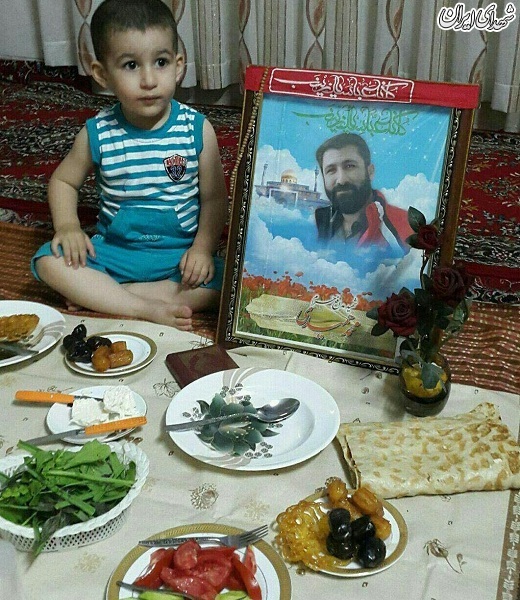 عکس/ افطار کودکی در کنار بابای شهیدش