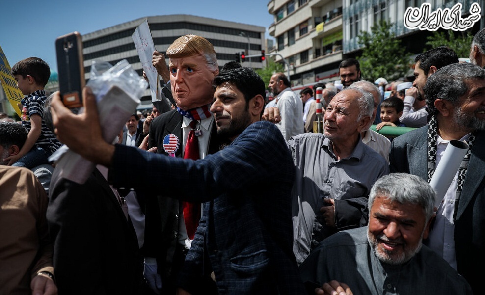 عکس/ سلفی با ترامپ در میدان انقلاب