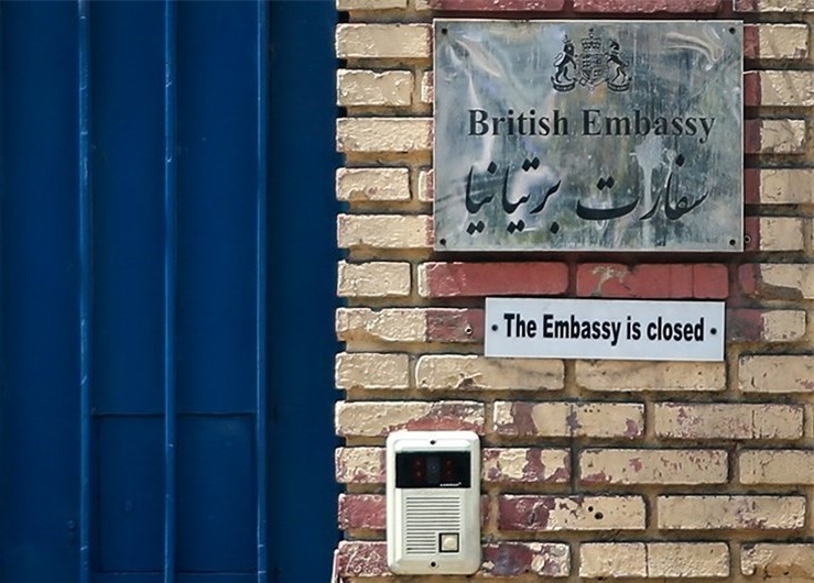 فیلم/انتقاد مجری تلویزیون از حضور مسئولین در افطاری سفارت انگلیس