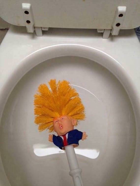 عکس/ با فرچه ترامپ توالت را تمیز کنید!