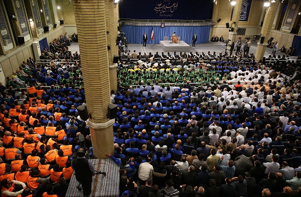 جمعی از کارگران با امام خامنه‌ای دیدار کردند