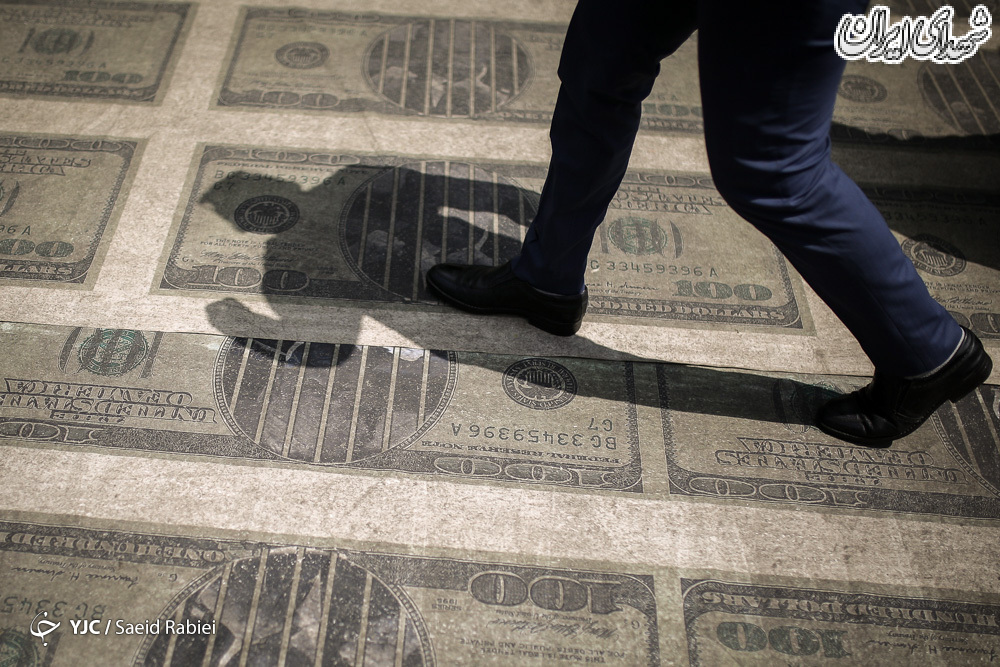 عکس/قدم زدن روی دلارهای آمریکا