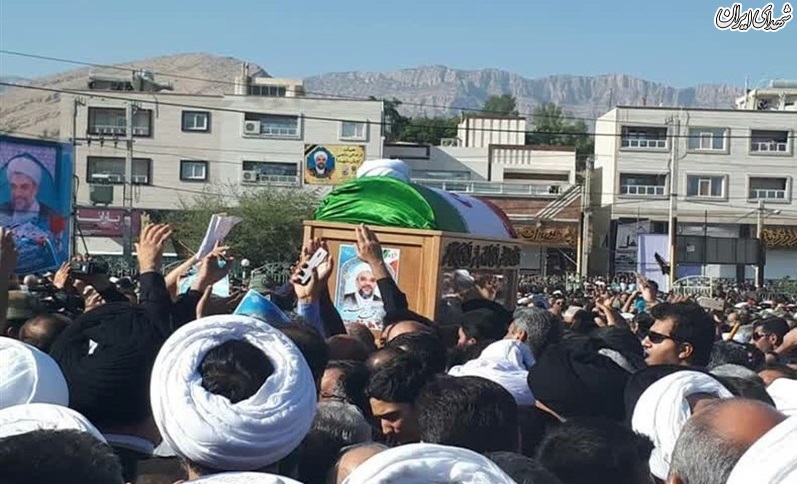 پیکر امام جمعه کازرون با حضور پرشور مردم تشییع شد