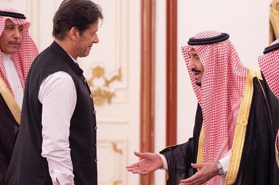 فیلم/رفتار تحقیرآمیز نخست‌وزیر پاکستان با پادشاه سعودی