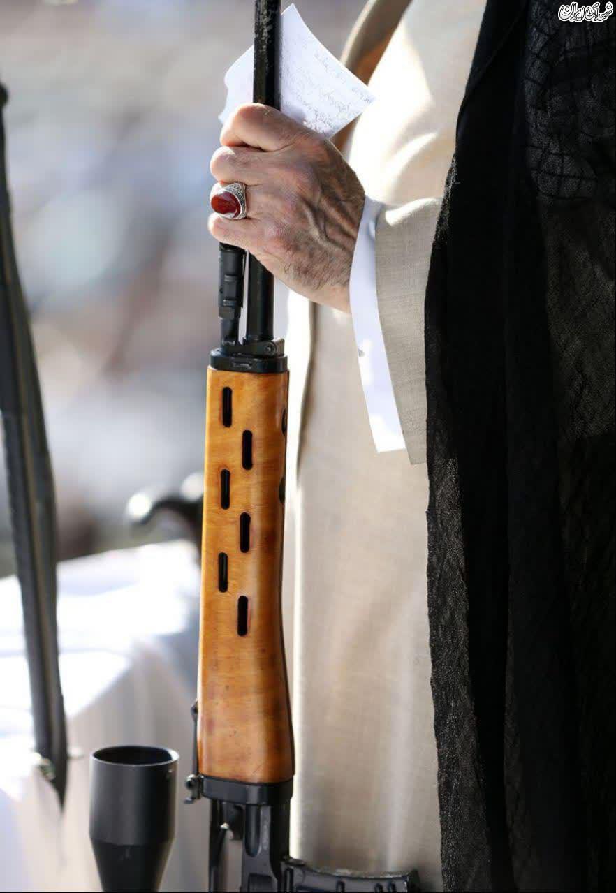 عکس/سلاح «دراگانوف» در در دستان رهبرانقلاب هنگام سخنرانی